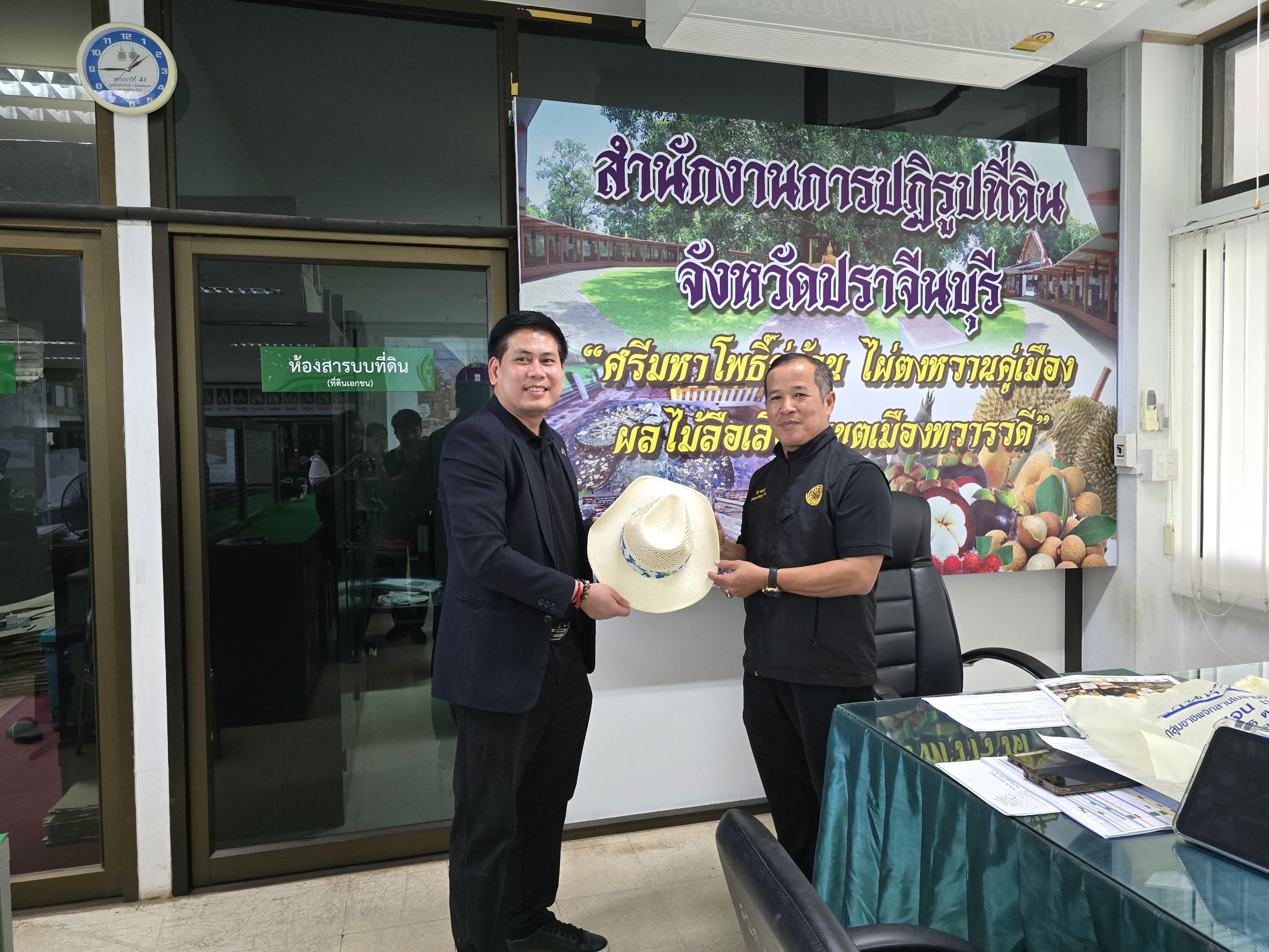 title - วันที่ 13 สิงหาคม 2569 เวลา 14.00 น. นายวิทูล ประดิษฐบุญ ปฏิรูปที่ดินจังหวัดปราจีนบุรี พร้อมด้วย ผู้อำนวยการกลุ่ม/ฝ่าย และเจ้าหน้าที่ ส.ป.ก.ปราจีนบุรี ให้การต้อนรับและเข้าร่วมประชุมพร้อมรายงานผลการดำเนินงานตามแผนงาน/โครงการ ผลการเบิกจ่ายเงินงบประมาณ ประจำปีงบประมาณ พ.ศ. 2569 และรายงานปัญหาอุปสรรค